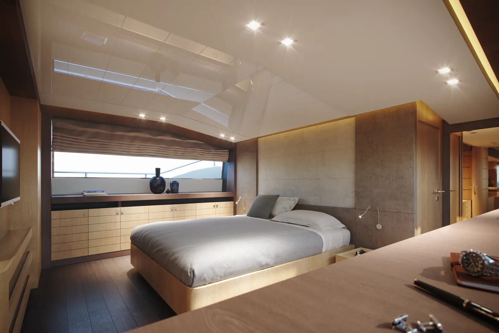 Visualisierung einer Eignerkabine mit Doppelbett, Holzeinbauten und Fensterband