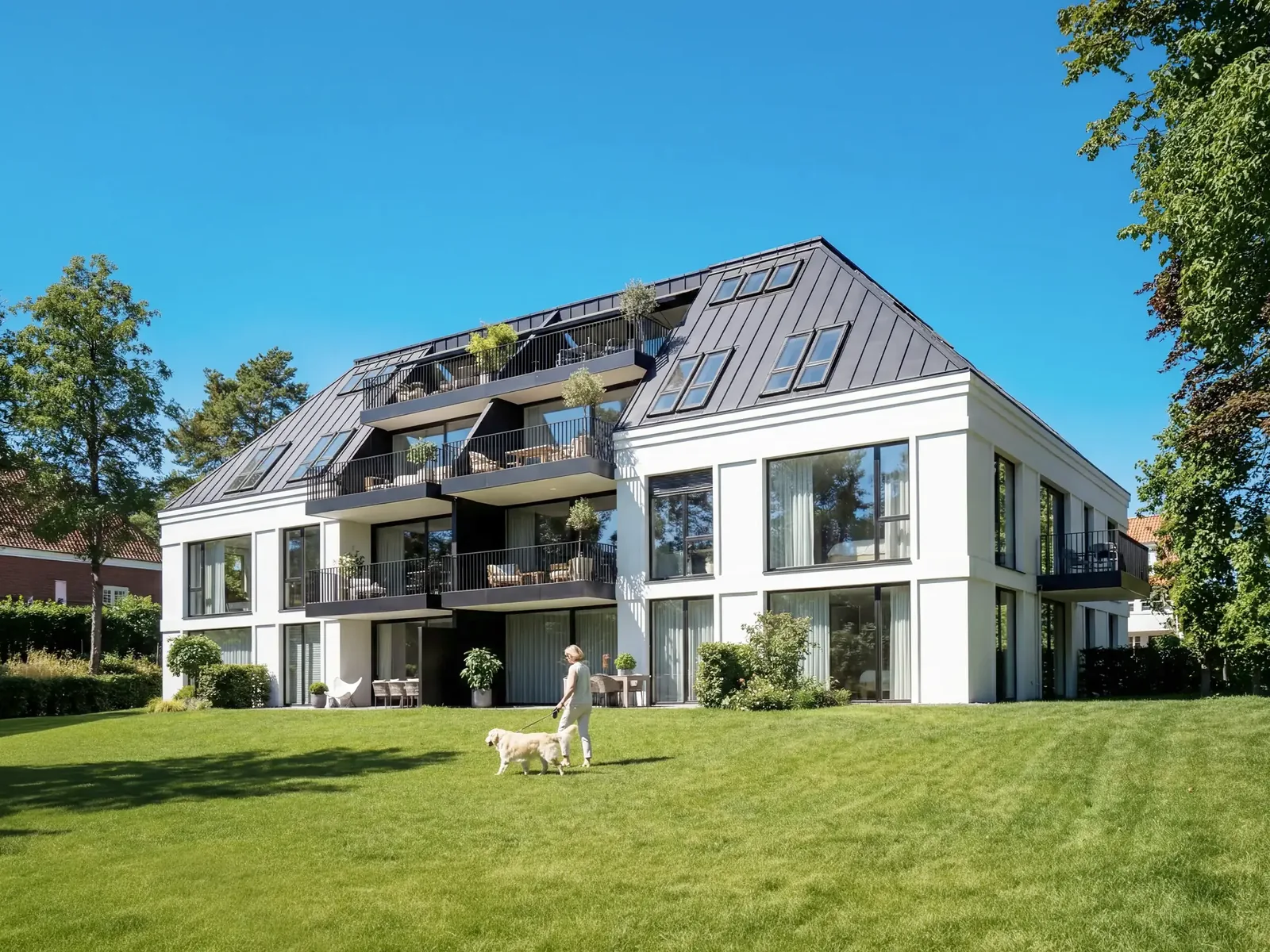 Fotorealistische Architekturvisualisierung eines weißen Mehrfamilienhauses mit Zinkdach und Gartenterrassen an der Kösterbergstraße in Hamburg – build-av.de