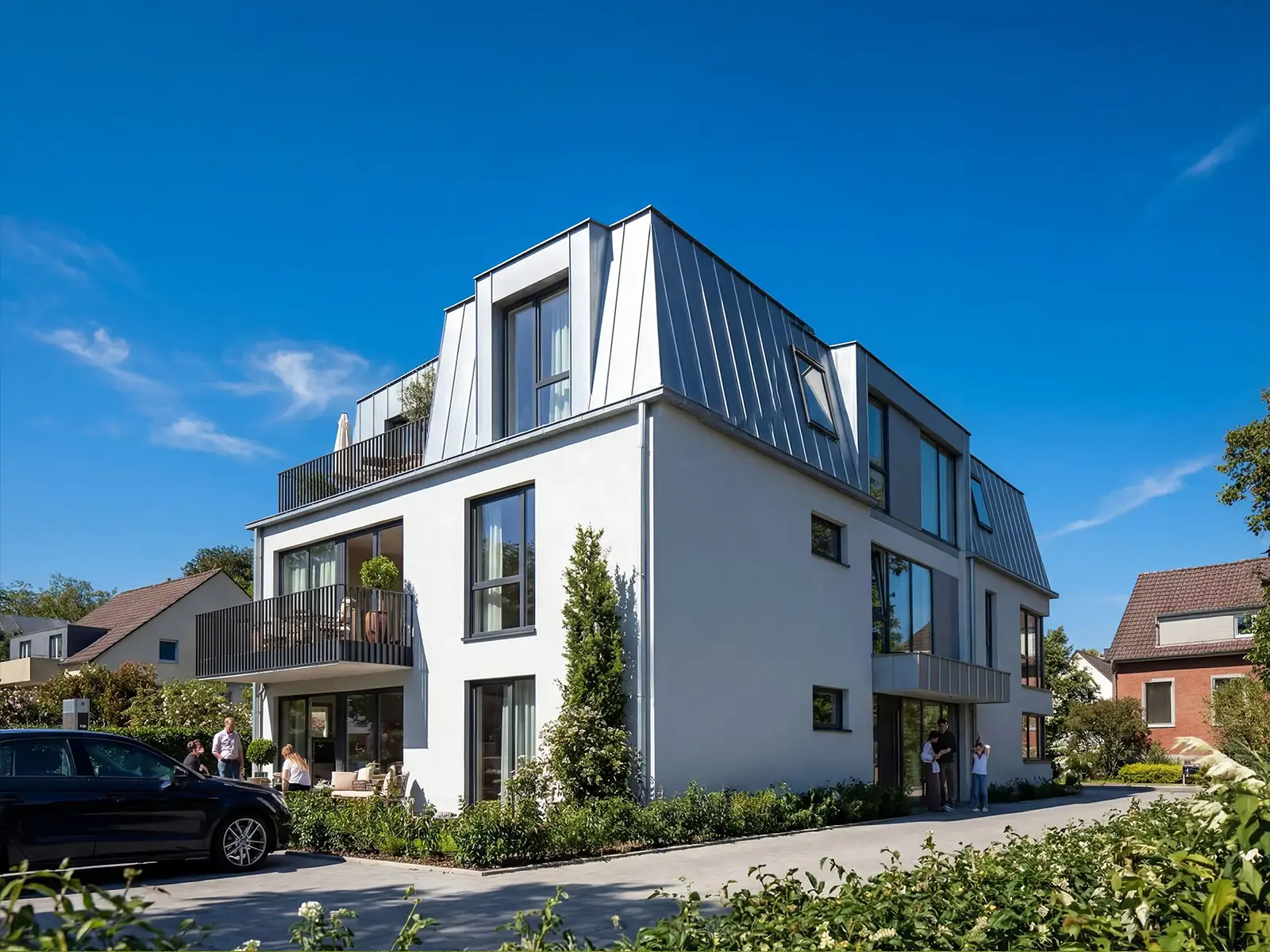 3D-Visualisierung eines modernen weißen Mehrfamilienhauses mit Zinkdach-Staffelgeschoss und Balkonen – build-av.de