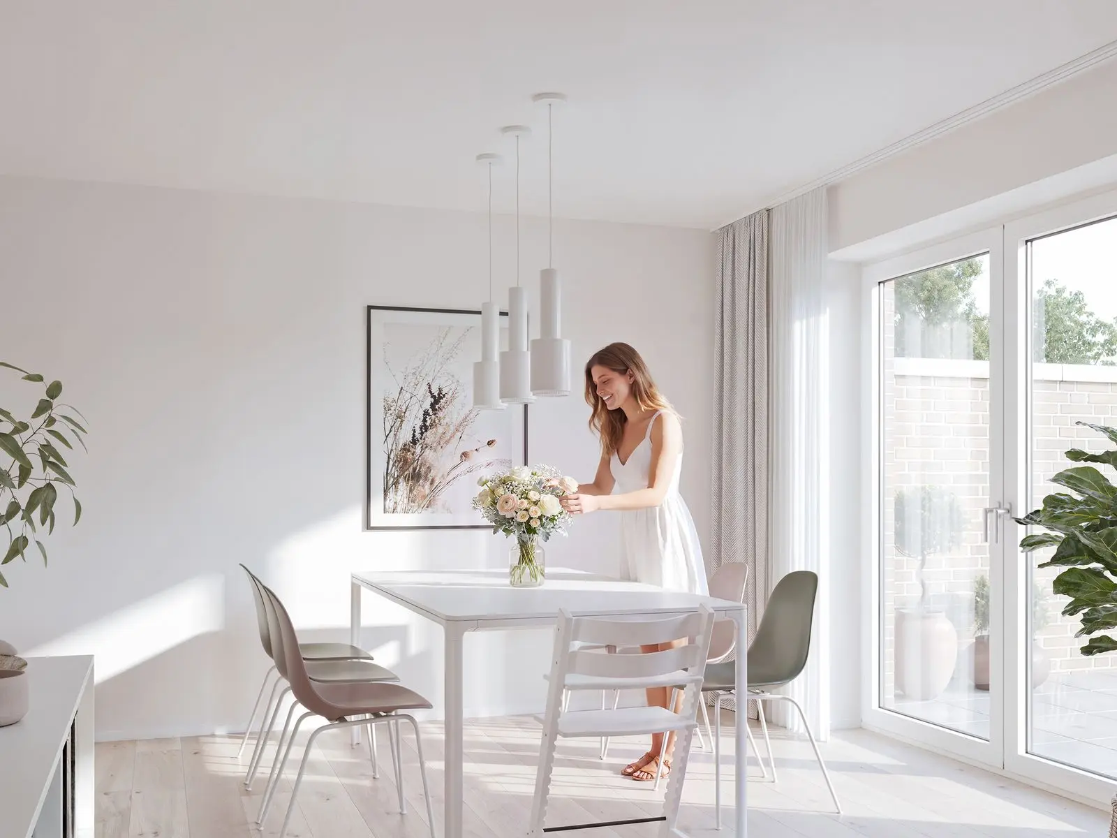 Fotorealistische Innenvisualisierung eines hellen Essplatzes mit Frau, die Blumen arrangiert | build-av.de